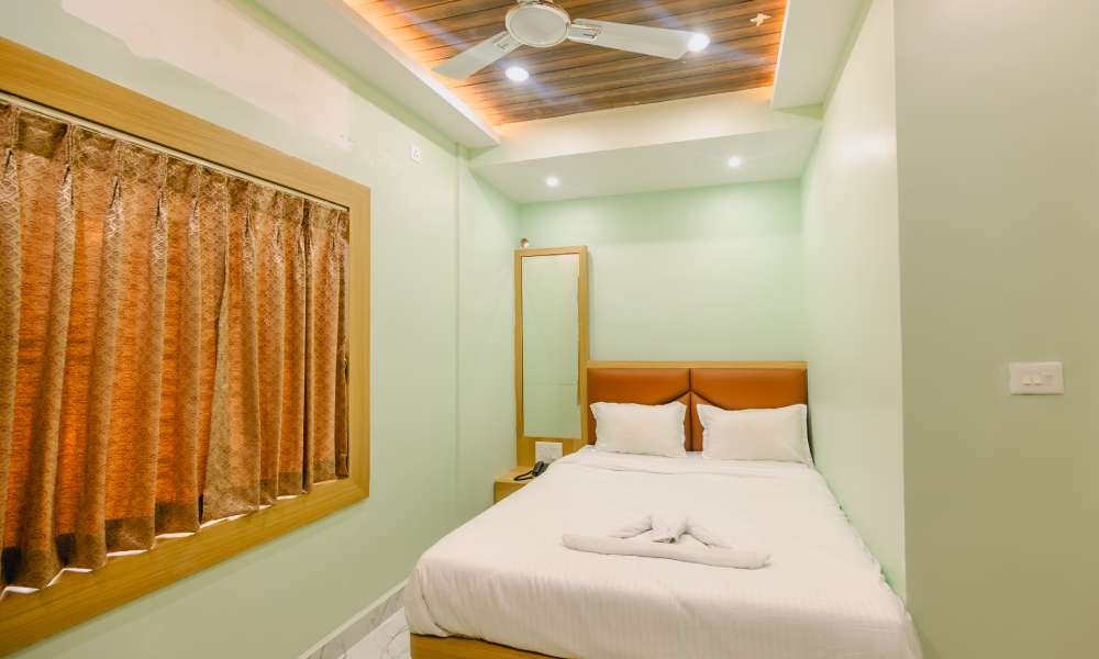 deluxe-queen-room-with-balcony-affordable-hotels-in-bhubaneswar