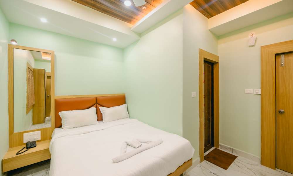 deluxe-queen-room-with-balcony-budget-hotels-in-bhubaneswar