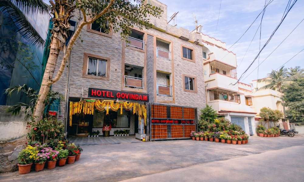 deluxe-queen-room-with-balcony-hotels-in-bhubaneswar